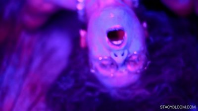 Дитина мастурбує на камеру і доводить себе до оргазму.